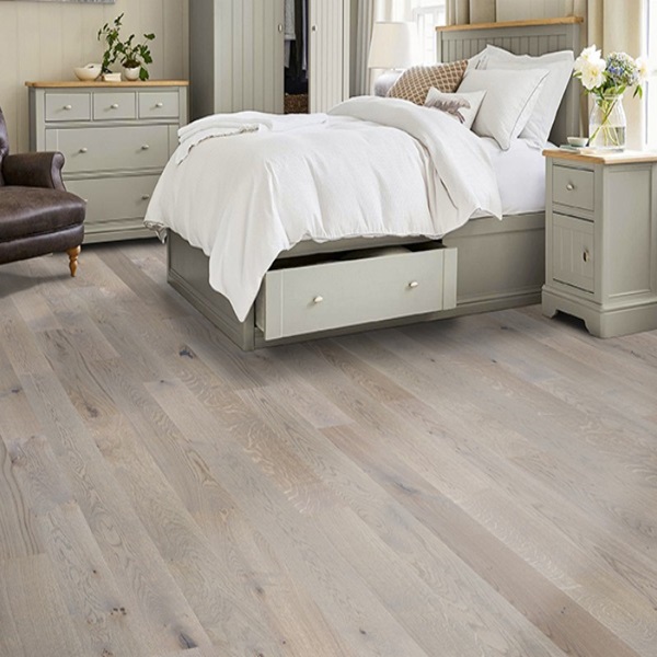 5" Character White Oak Low Gloss Smooth Harris Island hardwoods show in room